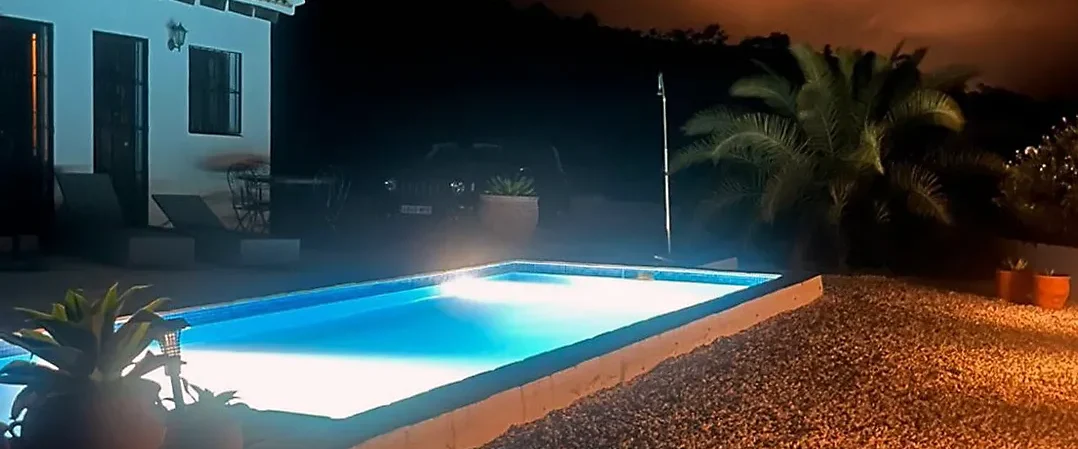 swimmingpool-by-night-1920x640